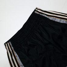 Load image into Gallery viewer, 1997/99 Newcastle United Vintage adidas Home Kit Football Shorts (M) 32" Waist4
