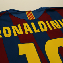 Load image into Gallery viewer, 2005/06 Ronaldinho #10 Barcelona Vintage Nike Home Football Shirt (M)14
