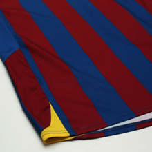 Load image into Gallery viewer, 2005/06 Ronaldinho #10 Barcelona Vintage Nike Home Football Shirt (M)7
