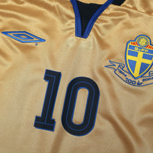 Load image into Gallery viewer, 2004/05 Ibrahimovic #10 Sweden Vintage Umbro Centenary Football Shirt (M/L)8
