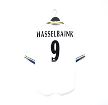 Load image into Gallery viewer, 1998/00 HASSELBAINK #9 Leeds United Vintage PUMA Home Football Shirt (L)
