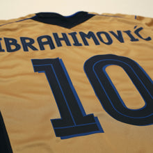 Load image into Gallery viewer, 2004/05 Ibrahimovic #10 Sweden Vintage Umbro Centenary Football Shirt (M/L)18
