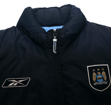 Load image into Gallery viewer, 2003/04 MANCHESTER CITY Vintage Reebok Padded Football Bench Coat Jacket (M)8
