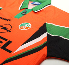 Load image into Gallery viewer, 1997/98 KEANE #6 Ireland Vintage Umbro Away Football Shirt (L)
