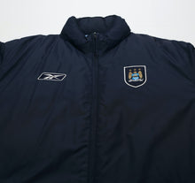 Load image into Gallery viewer, 2003/04 MANCHESTER CITY Vintage Reebok Padded Football Bench Coat Jacket (M)3
