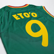 Load image into Gallery viewer, 2002 Eto'o #9 Cameroon Vintage PUMA Football Shirt Vest (M) World Cup11
