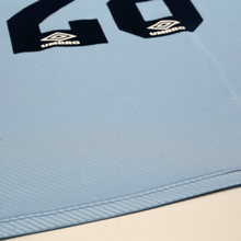 Load image into Gallery viewer, 1993/95 Rosler #28 Manchester City Vintage Umbro Home Football Shirt (L)9

