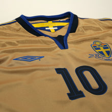 Load image into Gallery viewer, 2004/05 Ibrahimovic #10 Sweden Vintage Umbro Centenary Football Shirt (M/L)6
