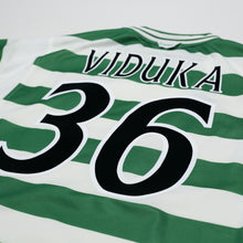Load image into Gallery viewer, 1999/01 Viduka #36 Celtic Vintage Umbro Home Football Shirt (M)11
