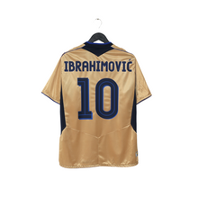 Load image into Gallery viewer, 2004/05 Ibrahimovic #10 Sweden Vintage Umbro Centenary Football Shirt (M/L)1
