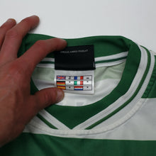 Load image into Gallery viewer, 1999/01 Viduka #36 Celtic Vintage Umbro Home Football Shirt (M)16
