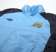 Load image into Gallery viewer, 2010/12 MANCHESTER CITY Vintage Umbro Football Hooded Jacket (M)5
