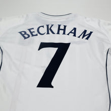 Load image into Gallery viewer, 2001/03 Beckham #7 England Vintage Umbro Home L/S Greece Football Shirt (M)
