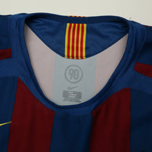 Load image into Gallery viewer, 2005/06 Ronaldinho #10 Barcelona Vintage Nike Home Football Shirt (M)17
