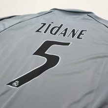 Load image into Gallery viewer, 2005/06 Zidane #5 Real Madrid Vintag adidas Third Football Shirt (M)10
