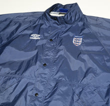 Load image into Gallery viewer, 1999/01 ENGLAND Vintage Umbro Football Hooded Rain Jacket (M) Euro 2000 Keegan
