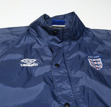 Load image into Gallery viewer, 1999/01 ENGLAND Vintage Umbro Football Hooded Rain Jacket (M) Euro 2000 Keegan
